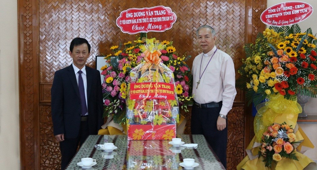 Đồng chí Bí thư Tỉnh ủy thăm, chúc mừng lễ Giáng sinh Tòa Giám mục Kon Tum và Giáo xứ Tân Hương