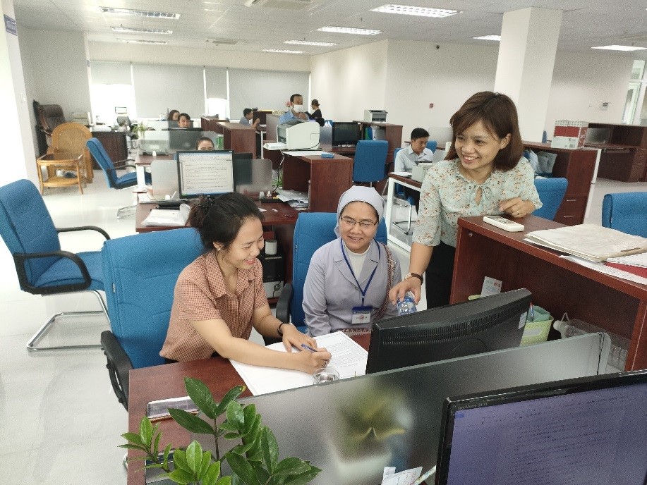 Tập thể Ban Tôn giáo hưởng ứng cuộc thi  Ảnh online chủ đề “Nụ cười  công sở” do Sở Nội vụ phối hợp với Công đoàn viên chức tỉnh tổ chức