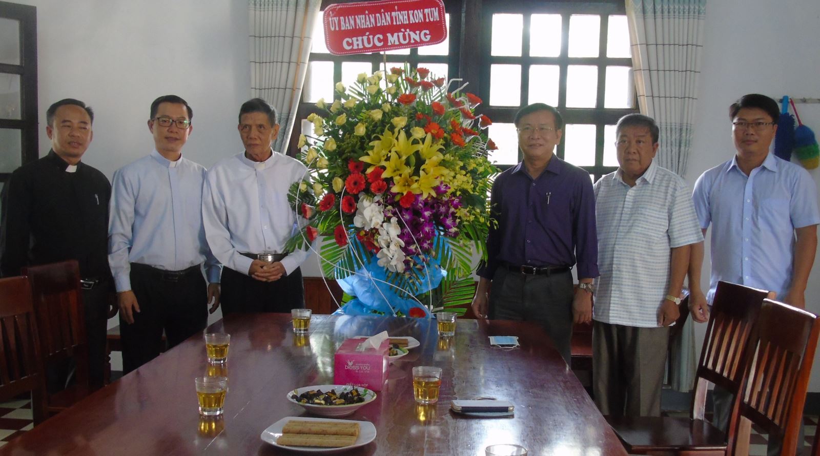 Lãnh đạo Ủy ban nhân dân tỉnh thăm, chúc mừng Linh mục Đỗ Hiệu - Tổng Đại diện Giáo phận Kon Tum