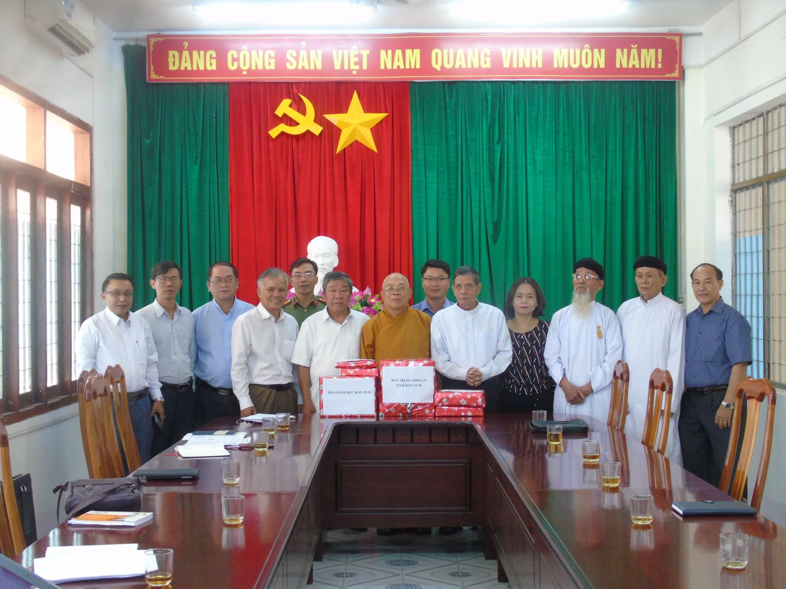 Tổ chức trao tặng cờ Tổ quốc cho các tổ chức tôn giáo trên địa bàn tỉnh Kon Tum