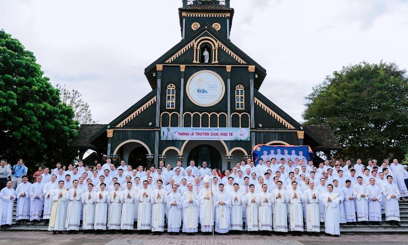 Tòa Giám mục Kon Tum tổ chức Thánh lễ Truyền Chức Phó Tế