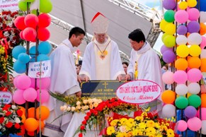 Tòa Giám mục Kon Tum tổ chức Lễ Đặt Viên Đá xây dựng nhà thờ Giáo xứ Kon Trang Mơ Nây